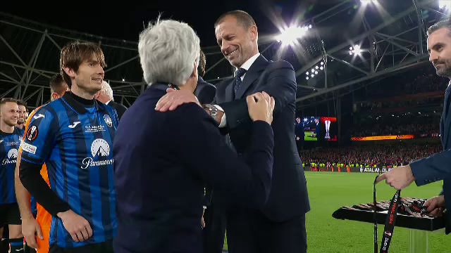 Aleksander Ceferin i-a înmânat trofeul Europa League lui Berat Djimsiti, iar căpitanul Atalantei a celebrat succesul alături de colegii săi_4
