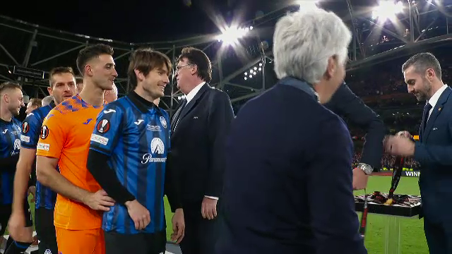 Aleksander Ceferin i-a înmânat trofeul Europa League lui Berat Djimsiti, iar căpitanul Atalantei a celebrat succesul alături de colegii săi_5