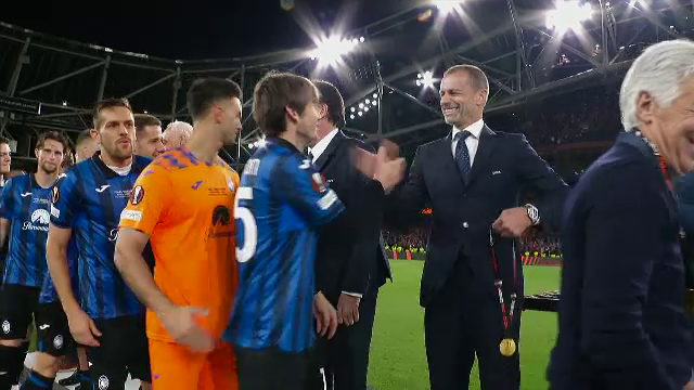 Aleksander Ceferin i-a înmânat trofeul Europa League lui Berat Djimsiti, iar căpitanul Atalantei a celebrat succesul alături de colegii săi_6