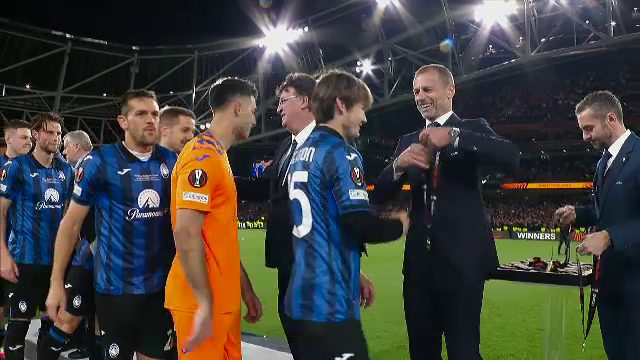 Aleksander Ceferin i-a înmânat trofeul Europa League lui Berat Djimsiti, iar căpitanul Atalantei a celebrat succesul alături de colegii săi_7