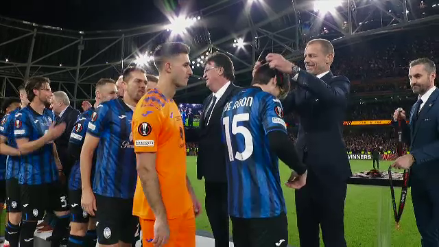 Aleksander Ceferin i-a înmânat trofeul Europa League lui Berat Djimsiti, iar căpitanul Atalantei a celebrat succesul alături de colegii săi_8