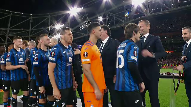 Aleksander Ceferin i-a înmânat trofeul Europa League lui Berat Djimsiti, iar căpitanul Atalantei a celebrat succesul alături de colegii săi_9