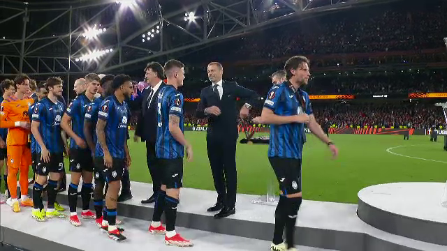 Aleksander Ceferin i-a înmânat trofeul Europa League lui Berat Djimsiti, iar căpitanul Atalantei a celebrat succesul alături de colegii săi_11