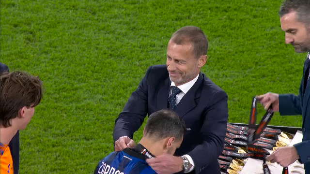 Aleksander Ceferin i-a înmânat trofeul Europa League lui Berat Djimsiti, iar căpitanul Atalantei a celebrat succesul alături de colegii săi_12