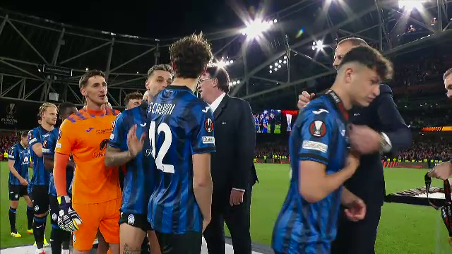 Aleksander Ceferin i-a înmânat trofeul Europa League lui Berat Djimsiti, iar căpitanul Atalantei a celebrat succesul alături de colegii săi_13