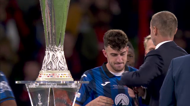 Aleksander Ceferin i-a înmânat trofeul Europa League lui Berat Djimsiti, iar căpitanul Atalantei a celebrat succesul alături de colegii săi_14