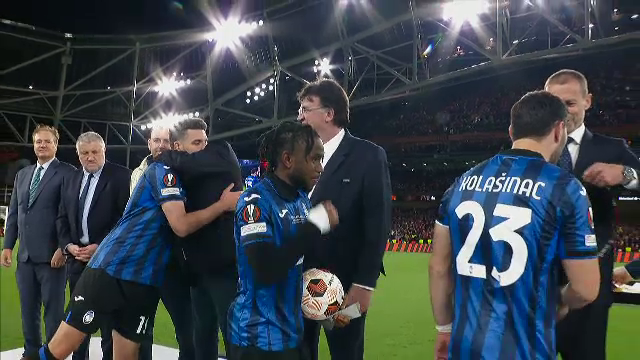 Aleksander Ceferin i-a înmânat trofeul Europa League lui Berat Djimsiti, iar căpitanul Atalantei a celebrat succesul alături de colegii săi_15