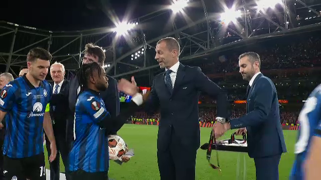 Aleksander Ceferin i-a înmânat trofeul Europa League lui Berat Djimsiti, iar căpitanul Atalantei a celebrat succesul alături de colegii săi_16