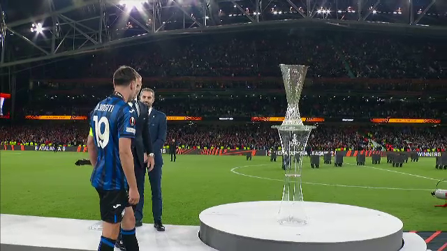 Aleksander Ceferin i-a înmânat trofeul Europa League lui Berat Djimsiti, iar căpitanul Atalantei a celebrat succesul alături de colegii săi_17