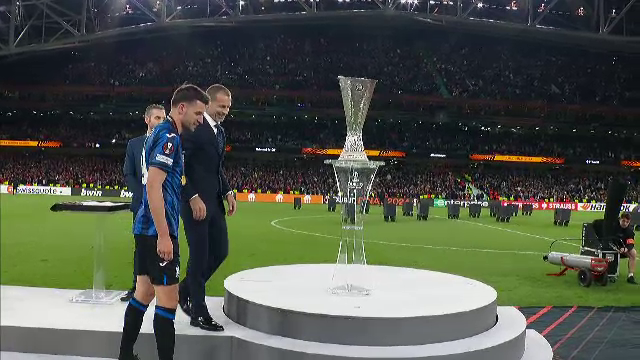 Aleksander Ceferin i-a înmânat trofeul Europa League lui Berat Djimsiti, iar căpitanul Atalantei a celebrat succesul alături de colegii săi_18