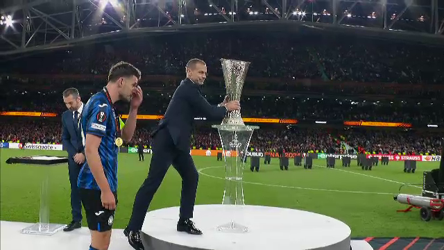 Aleksander Ceferin i-a înmânat trofeul Europa League lui Berat Djimsiti, iar căpitanul Atalantei a celebrat succesul alături de colegii săi_19