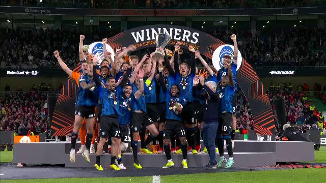 Aleksander Ceferin i-a înmânat trofeul Europa League lui Berat Djimsiti, iar căpitanul Atalantei a celebrat succesul alături de colegii săi_20