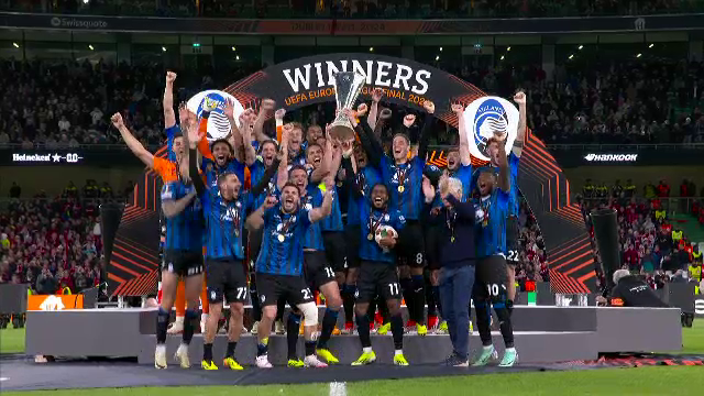 Aleksander Ceferin i-a înmânat trofeul Europa League lui Berat Djimsiti, iar căpitanul Atalantei a celebrat succesul alături de colegii săi_21