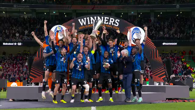 Aleksander Ceferin i-a înmânat trofeul Europa League lui Berat Djimsiti, iar căpitanul Atalantei a celebrat succesul alături de colegii săi_22