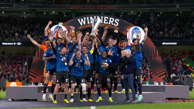 Aleksander Ceferin i-a înmânat trofeul Europa League lui Berat Djimsiti, iar căpitanul Atalantei a celebrat succesul alături de colegii săi_23