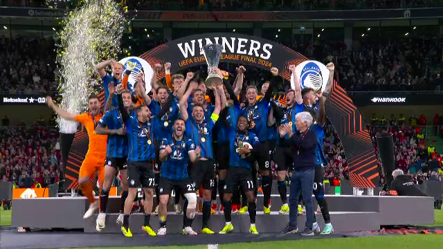Aleksander Ceferin i-a înmânat trofeul Europa League lui Berat Djimsiti, iar căpitanul Atalantei a celebrat succesul alături de colegii săi_24
