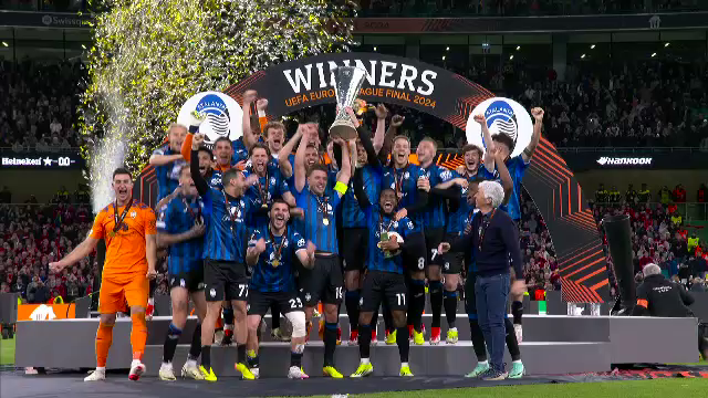 Aleksander Ceferin i-a înmânat trofeul Europa League lui Berat Djimsiti, iar căpitanul Atalantei a celebrat succesul alături de colegii săi_25