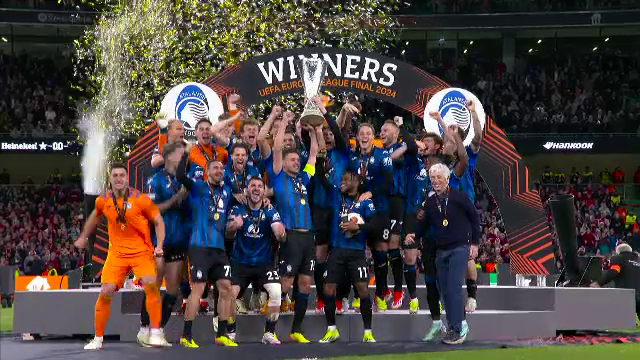 Aleksander Ceferin i-a înmânat trofeul Europa League lui Berat Djimsiti, iar căpitanul Atalantei a celebrat succesul alături de colegii săi_26