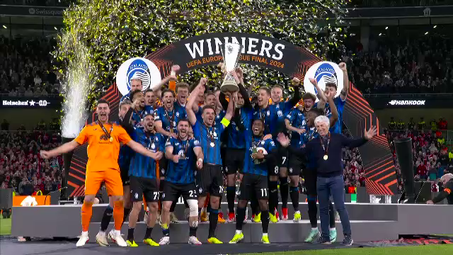 Aleksander Ceferin i-a înmânat trofeul Europa League lui Berat Djimsiti, iar căpitanul Atalantei a celebrat succesul alături de colegii săi_27