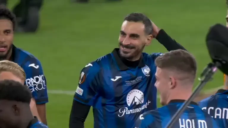 Aleksander Ceferin i-a înmânat trofeul Europa League lui Berat Djimsiti, iar căpitanul Atalantei a celebrat succesul alături de colegii săi (Pro Arena & VOYO)