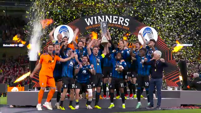 Aleksander Ceferin i-a înmânat trofeul Europa League lui Berat Djimsiti, iar căpitanul Atalantei a celebrat succesul alături de colegii săi_28
