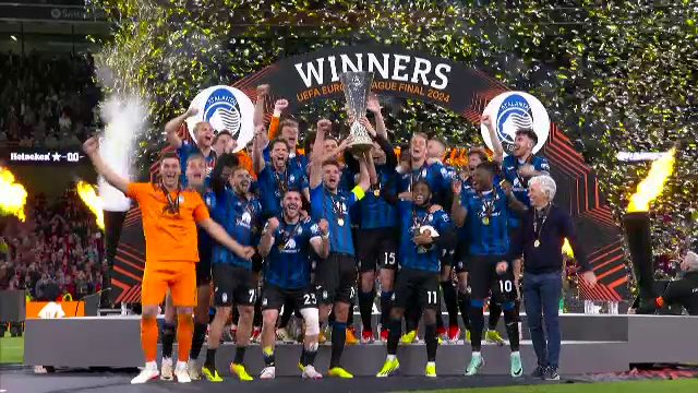 Aleksander Ceferin i-a înmânat trofeul Europa League lui Berat Djimsiti, iar căpitanul Atalantei a celebrat succesul alături de colegii săi_29