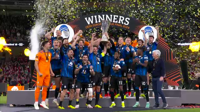 Aleksander Ceferin i-a înmânat trofeul Europa League lui Berat Djimsiti, iar căpitanul Atalantei a celebrat succesul alături de colegii săi_30