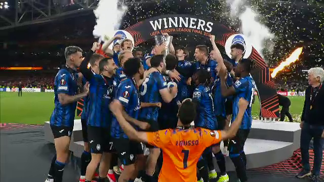 Aleksander Ceferin i-a înmânat trofeul Europa League lui Berat Djimsiti, iar căpitanul Atalantei a celebrat succesul alături de colegii săi_31