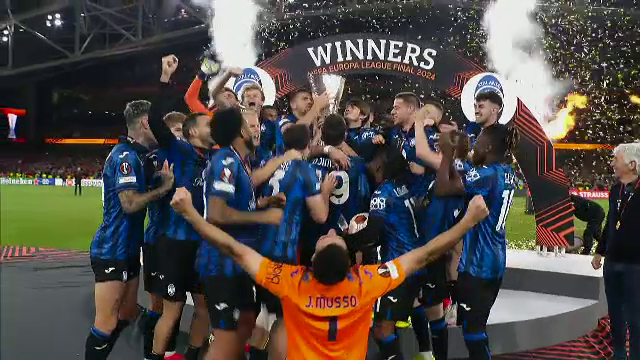 Aleksander Ceferin i-a înmânat trofeul Europa League lui Berat Djimsiti, iar căpitanul Atalantei a celebrat succesul alături de colegii săi_32