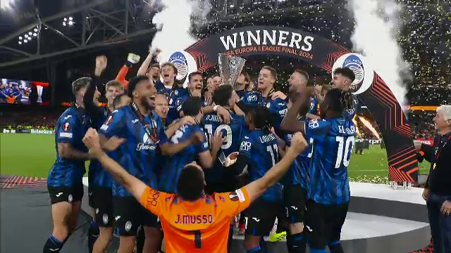 Aleksander Ceferin i-a înmânat trofeul Europa League lui Berat Djimsiti, iar căpitanul Atalantei a celebrat succesul alături de colegii săi_33