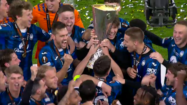 Aleksander Ceferin i-a înmânat trofeul Europa League lui Berat Djimsiti, iar căpitanul Atalantei a celebrat succesul alături de colegii săi_34