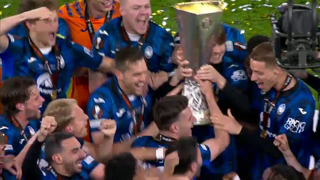 Aleksander Ceferin i-a înmânat trofeul Europa League lui Berat Djimsiti, iar căpitanul Atalantei a celebrat succesul alături de colegii săi_35