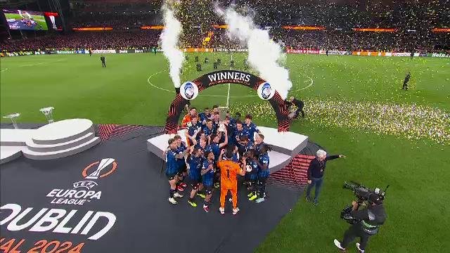 Aleksander Ceferin i-a înmânat trofeul Europa League lui Berat Djimsiti, iar căpitanul Atalantei a celebrat succesul alături de colegii săi_36