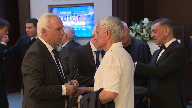 Întâlnire de gradul zero între Dan Petrescu și Ilie Dumitrescu după episodul ”Uit telefonul tău, uită-l și tu pe al meu!”_7