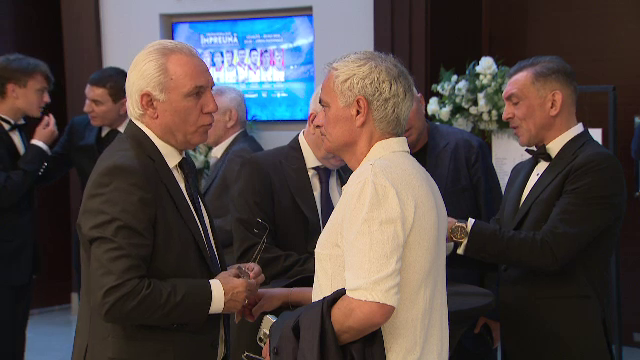 Întâlnire de gradul zero între Dan Petrescu și Ilie Dumitrescu după episodul ”Uit telefonul tău, uită-l și tu pe al meu!”_8
