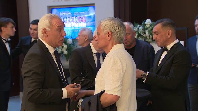 Întâlnire de gradul zero între Dan Petrescu și Ilie Dumitrescu după episodul ”Uit telefonul tău, uită-l și tu pe al meu!”_10
