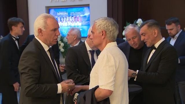 Întâlnire de gradul zero între Dan Petrescu și Ilie Dumitrescu după episodul ”Uit telefonul tău, uită-l și tu pe al meu!”_13