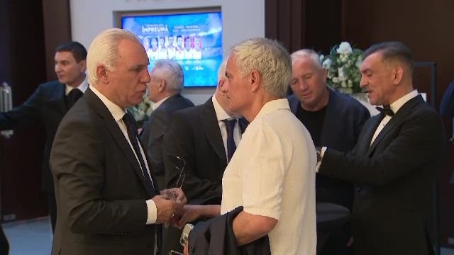 Întâlnire de gradul zero între Dan Petrescu și Ilie Dumitrescu după episodul ”Uit telefonul tău, uită-l și tu pe al meu!”_15