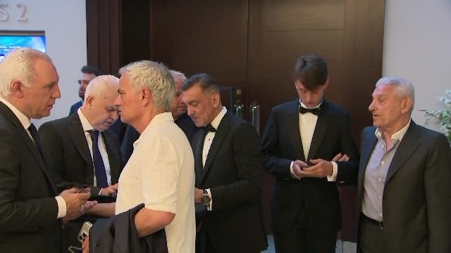 Întâlnire de gradul zero între Dan Petrescu și Ilie Dumitrescu după episodul ”Uit telefonul tău, uită-l și tu pe al meu!”_16
