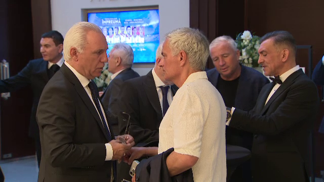 Întâlnire de gradul zero între Dan Petrescu și Ilie Dumitrescu după episodul ”Uit telefonul tău, uită-l și tu pe al meu!”_17