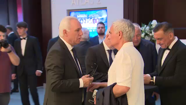 Întâlnire de gradul zero între Dan Petrescu și Ilie Dumitrescu după episodul ”Uit telefonul tău, uită-l și tu pe al meu!”_23