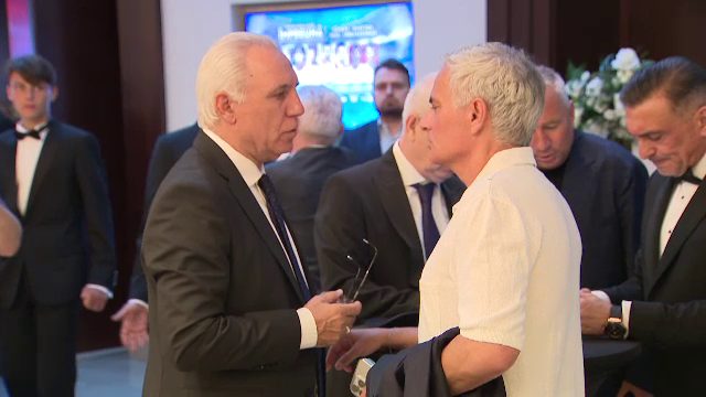 Întâlnire de gradul zero între Dan Petrescu și Ilie Dumitrescu după episodul ”Uit telefonul tău, uită-l și tu pe al meu!”_24