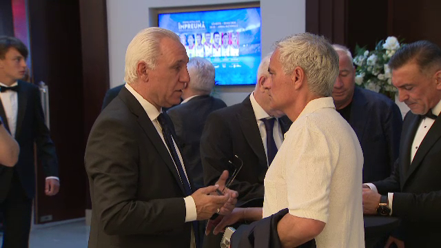 Întâlnire de gradul zero între Dan Petrescu și Ilie Dumitrescu după episodul ”Uit telefonul tău, uită-l și tu pe al meu!”_27