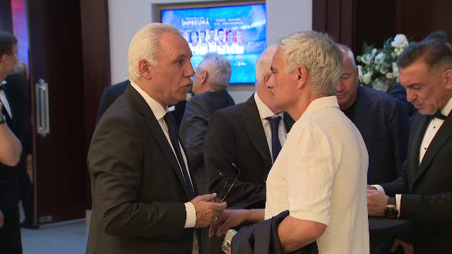 Întâlnire de gradul zero între Dan Petrescu și Ilie Dumitrescu după episodul ”Uit telefonul tău, uită-l și tu pe al meu!”_29