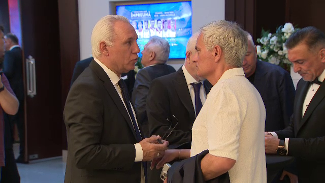 Întâlnire de gradul zero între Dan Petrescu și Ilie Dumitrescu după episodul ”Uit telefonul tău, uită-l și tu pe al meu!”_30