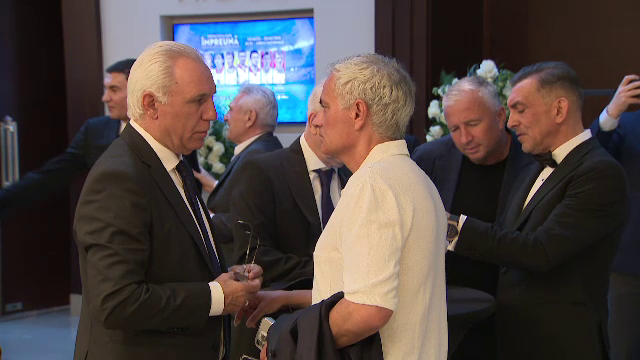 Întâlnire de gradul zero între Dan Petrescu și Ilie Dumitrescu după episodul ”Uit telefonul tău, uită-l și tu pe al meu!”_35