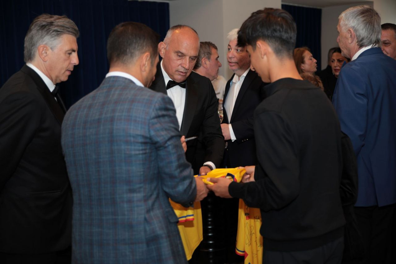 Imagini spectaculoase de la dineul Generației de Aur! Mourinho, Stoicikov, Dida și Saviola, printre invitații speciali_12