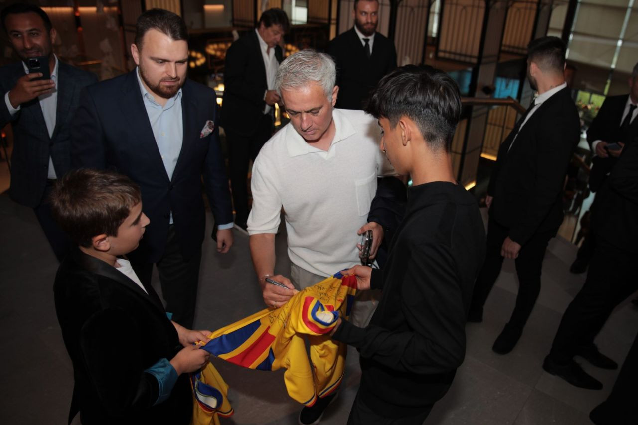 Imagini spectaculoase de la dineul Generației de Aur! Mourinho, Stoicikov, Dida și Saviola, printre invitații speciali_43