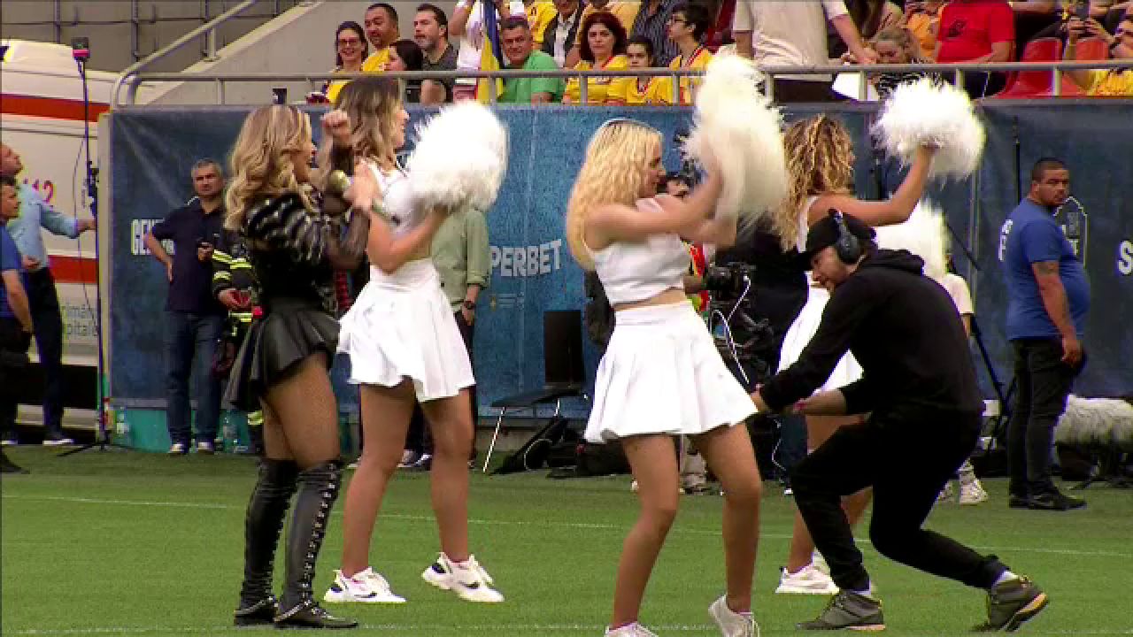 Loredana Groza și dansatoarele au întreținut atmosfera pe Arena Națională! _1