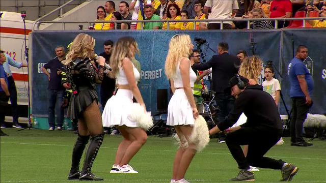 Loredana Groza și dansatoarele au întreținut atmosfera pe Arena Națională! _4